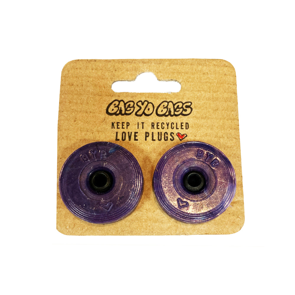 Bag Yo Bags Bar Ends Purple Add some eco-friendly flair to your ride with Bag Yo Bags Bar Ends! Made from recycled bags in Québec, these bar ends are not only strong, but also a statement piece for the environmentally conscious rider. Upgrade your mount with a touch of sustainability today!