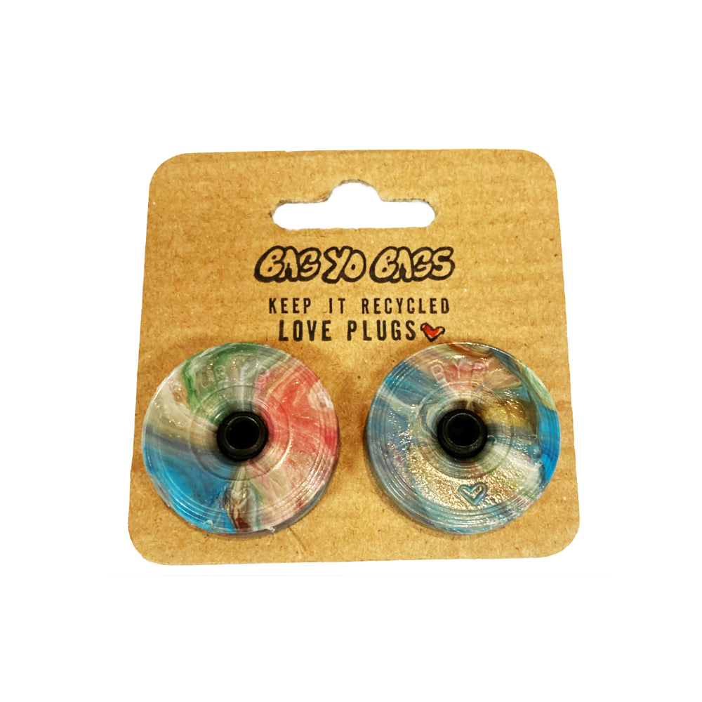 Bag Yo Bags Bar Ends Swirl Add some eco-friendly flair to your ride with Bag Yo Bags Bar Ends! Made from recycled bags in Québec, these bar ends are not only strong, but also a statement piece for the environmentally conscious rider. Upgrade your mount with a touch of sustainability today!