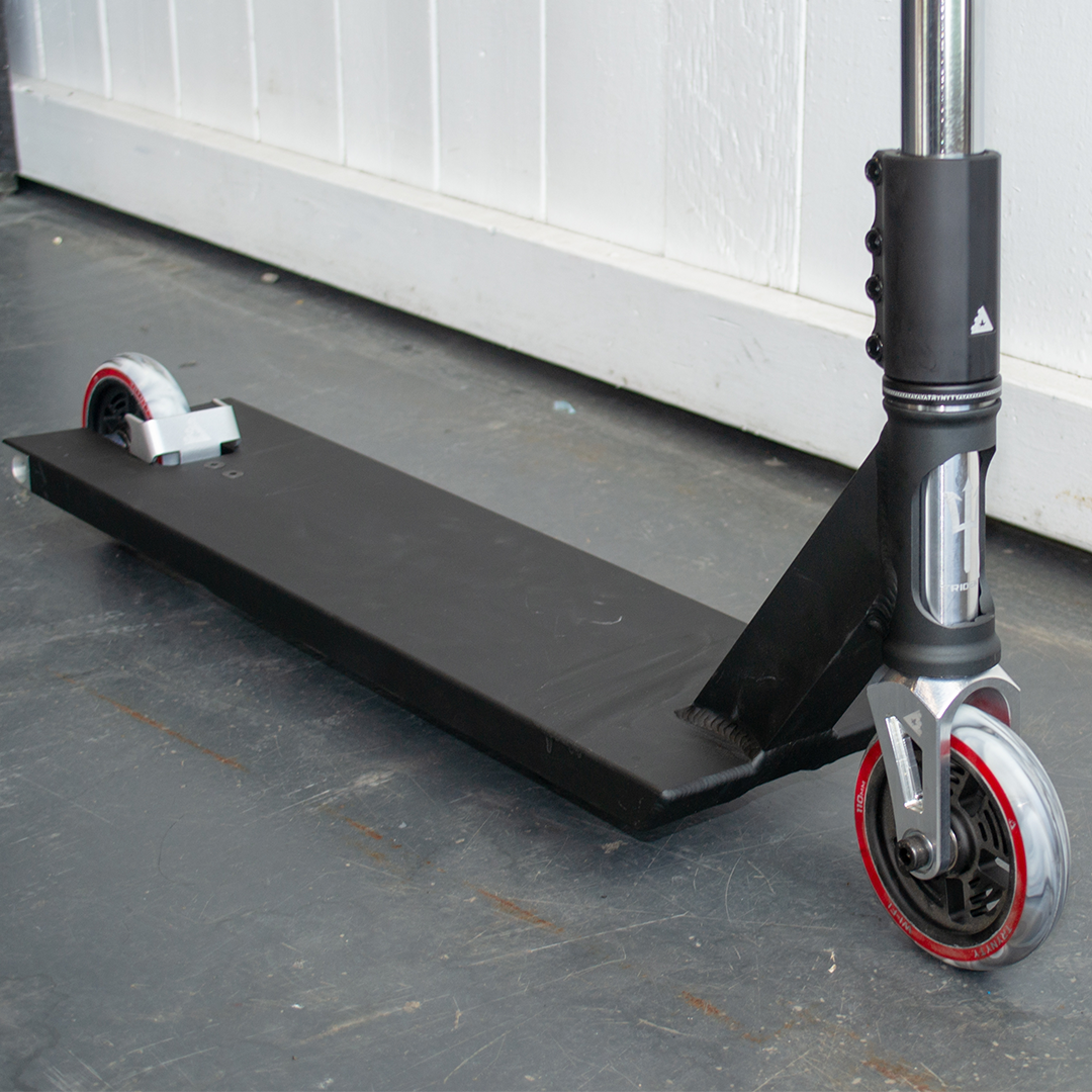 Trynyty Exodus SCS Black / Chrome Custom Scooter Trynyty, the only Quebecor scooter brand, as yet to come to the complete market. So we decided to give them a hand by doing that sweet custom bu using only their parts.