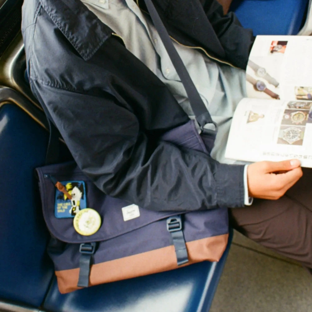 Herschel Cove Messenger Bag 22.5L Model in bus