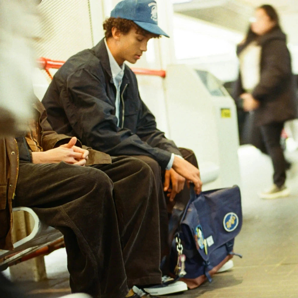 Herschel Cove Messenger Bag 22.5L Model Sitting