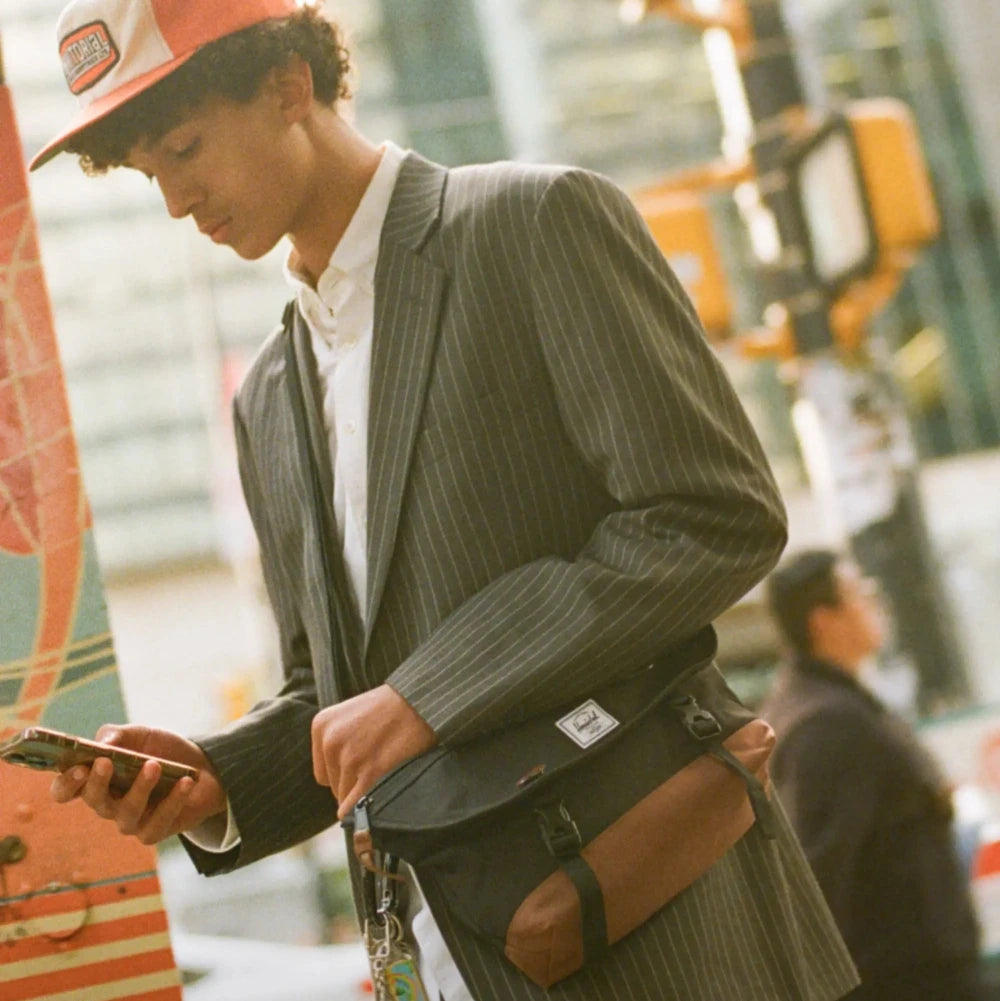 Herschel Cove Messenger Small Bag Black / Saddle Brown Model