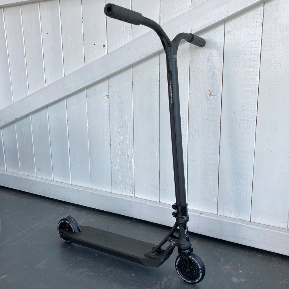 PARKmobile - Custom Scooter Oups we did it again. We chose the best parts to build the TOP park scooter out there. Starting with the lightest bars and grips, the Ethic DTC coupled with the ODI F1 grips. Following with the lightest park deck, the Pandemonium and using a combo of Oath Shadow fork and Triad Conspiracy clamp with an integrated top cap to maximize the length of the fork going in the bars for a stronger set-up! And Honeycore wheels. Obviously.