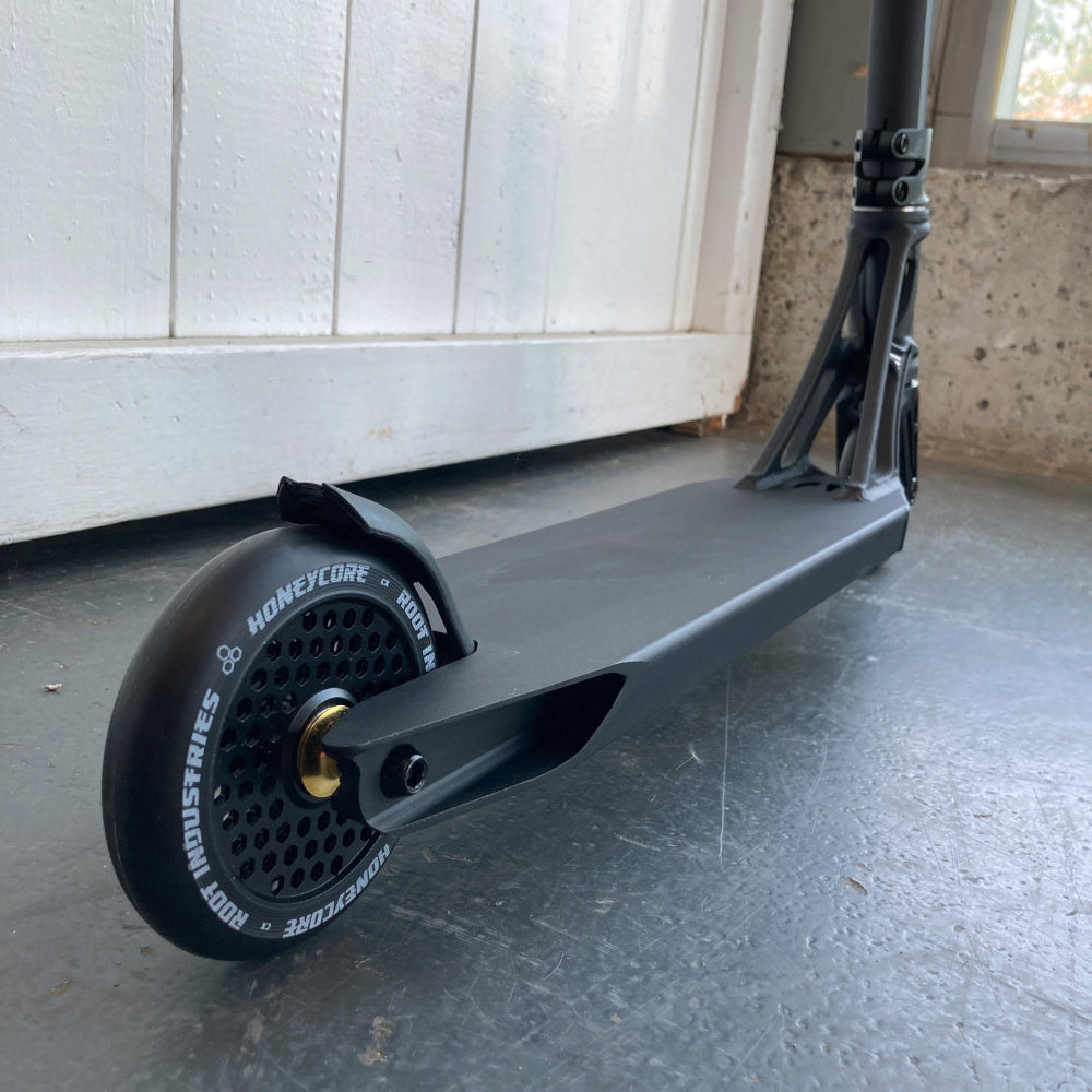 PARKmobile - Custom Scooter Oups we did it again. We chose the best parts to build the TOP park scooter out there. Starting with the lightest bars and grips, the Ethic DTC coupled with the ODI F1 grips. Following with the lightest park deck, the Pandemonium and using a combo of Oath Shadow fork and Triad Conspiracy clamp with an integrated top cap to maximize the length of the fork going in the bars for a stronger set-up! And Honeycore wheels. Obviously.