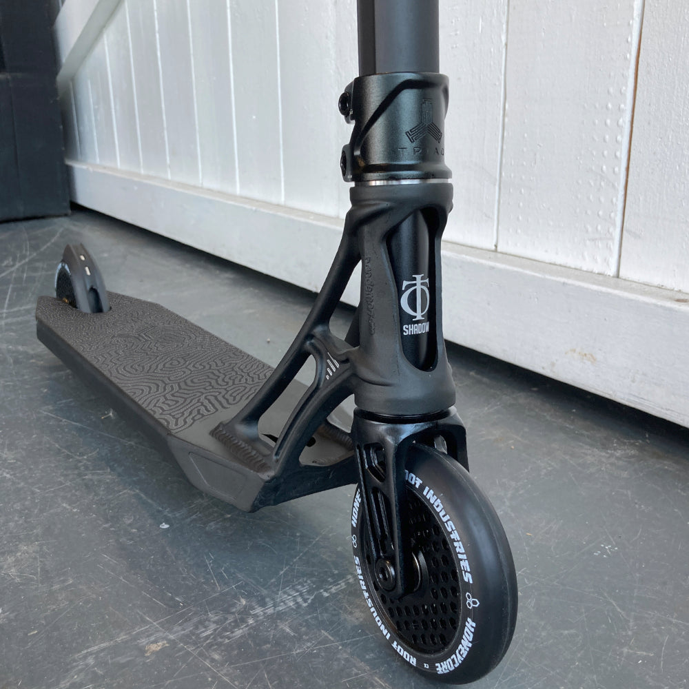 PARKmobile - Custom Scooter Oups we did it again. We chose the best parts to build the TOP park scooter out there. Starting with the lightest bars and grips, the Ethic DTC coupled with the ODI F1 grips. Following with the lightest park deck, the Pandemonium and using a combo of Oath Shadow fork and Triad Conspiracy clamp with an integrated top cap to maximize the length of the fork going in the bars for a stronger set-up! And Honeycore wheels. Obviously.