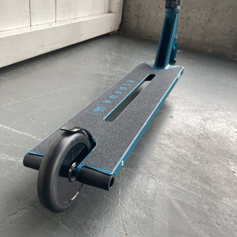 Root The Butter - Custom Scooter What happens when you take all the best Root Industries parts has to offer and mix it with the best boxed deck out there? BOOM a semi-custom built with prime parts and a top of the line deck usually only available after market. And all that at a reduced price.