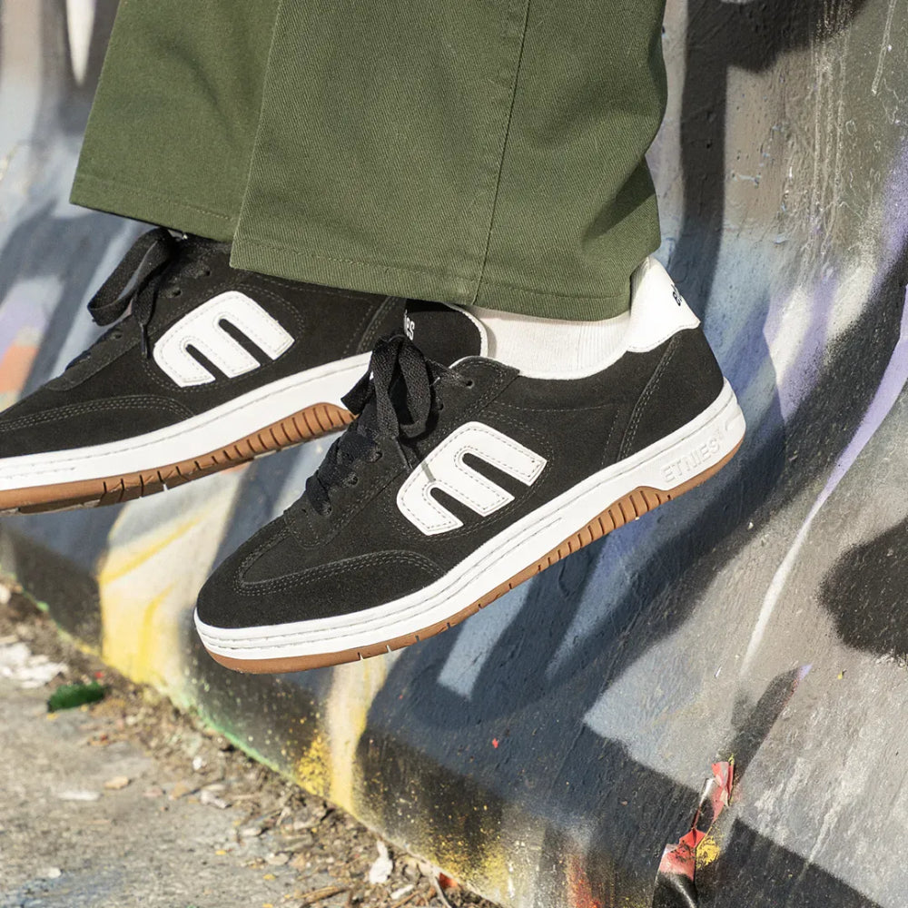 Etnies Locut Shoes Black Lifestyle Sitting Down