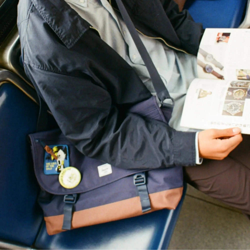 Herschel Cove Messenger Bag 22.5L Model in bus