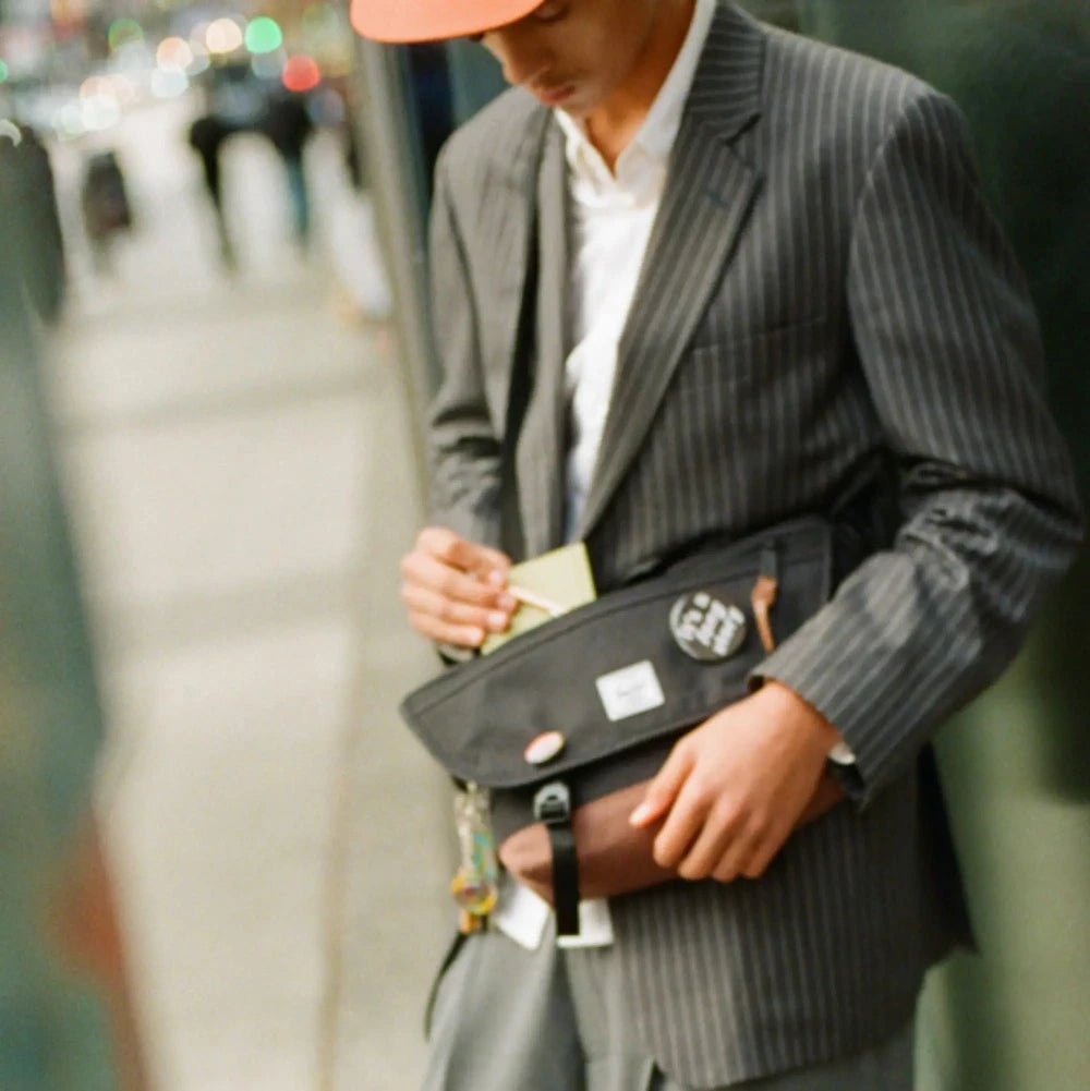 Herschel Cove Messenger Small Bag Black / Saddle Brown Model Close Up