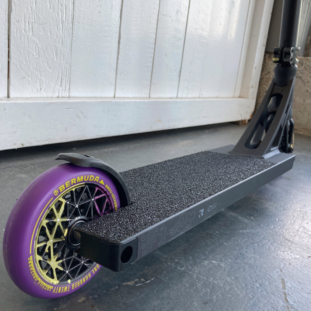 Pandora X Purple Root Custom Scooter We decided to go simple with that custom. A small but strong Root AIR V2 deck that fits perfectly with the rest of the parts coming from the complete Pandora. We also switched the wheels for a more standard 120x24-26mm size and matched the purple wheels with the grips. Back Wheel