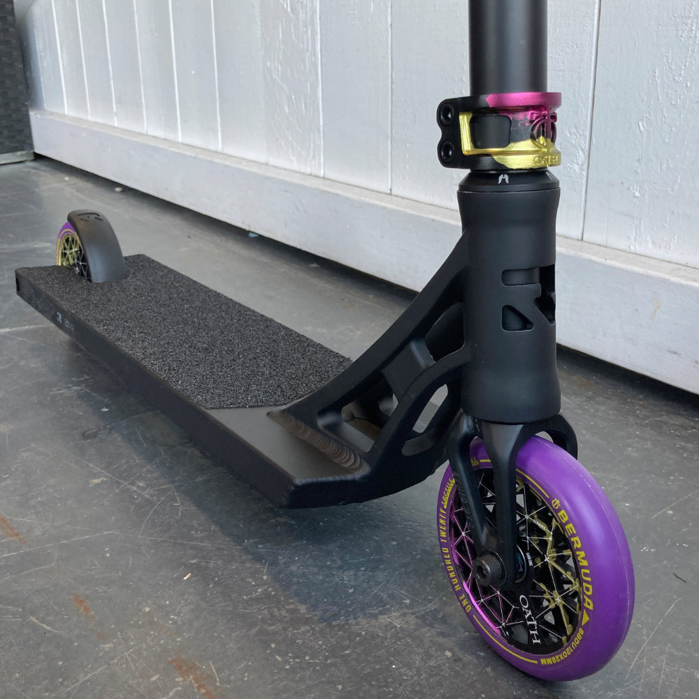 Pandora X Purple Root Custom Scooter We decided to go simple with that custom. A small but strong Root AIR V2 deck that fits perfectly with the rest of the parts coming from the complete Pandora. We also switched the wheels for a more standard 120x24-26mm size and matched the purple wheels with the grips. Close Up