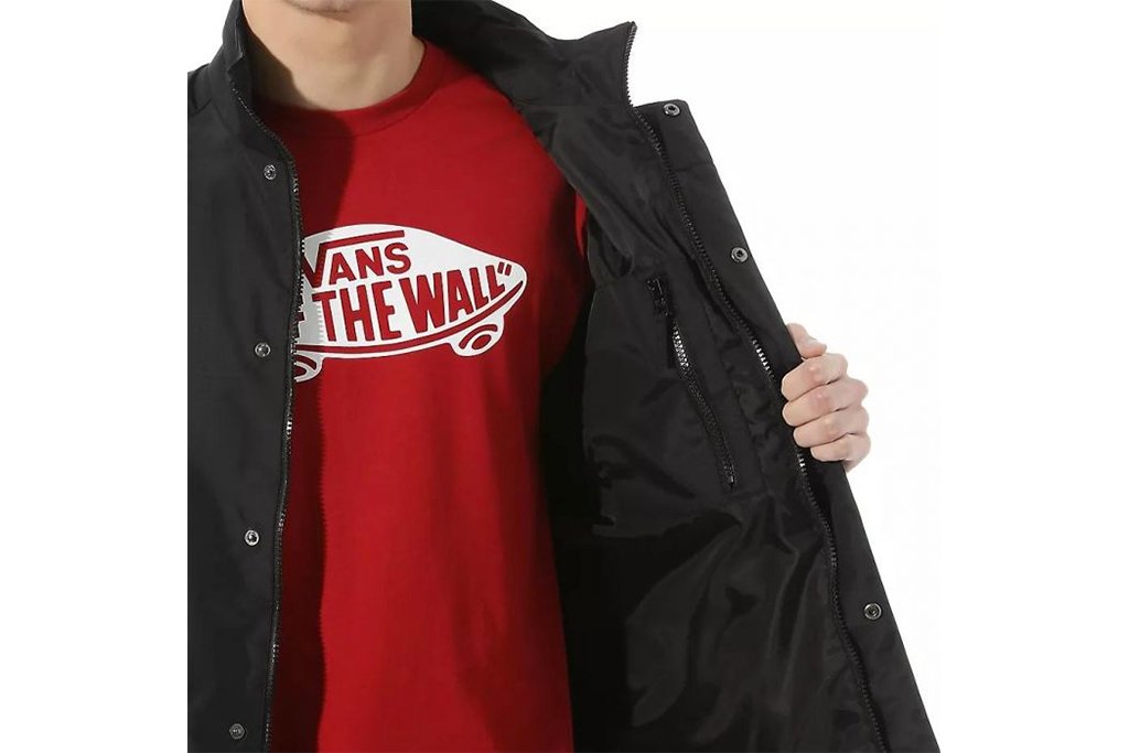The Vans Jake Kuzyk II is a stylish jacket for all weather. The windbreaker comes with a small embroidery on the left part of the chest and with practical pockets. Inside View